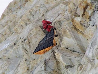 extreme_hanging_tents_03.jpg