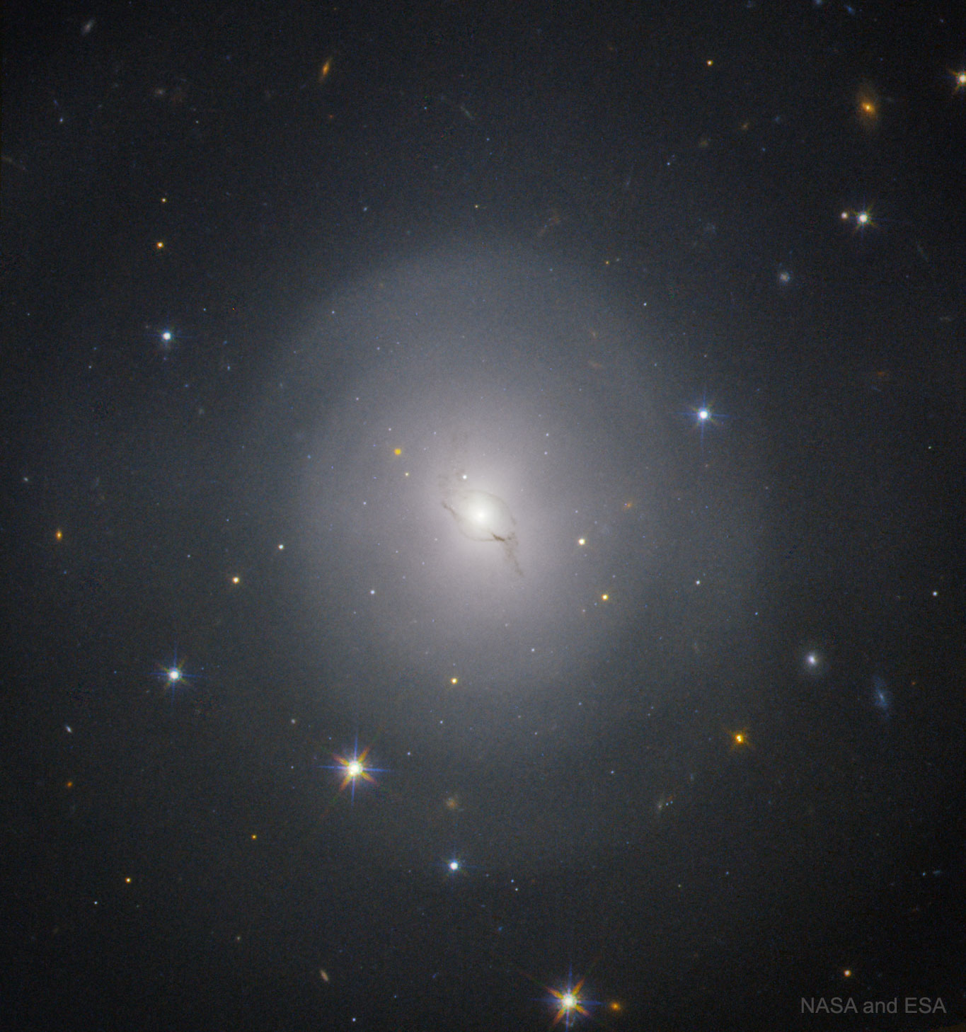 NGC4993_Hubble_1365 (1).jpg